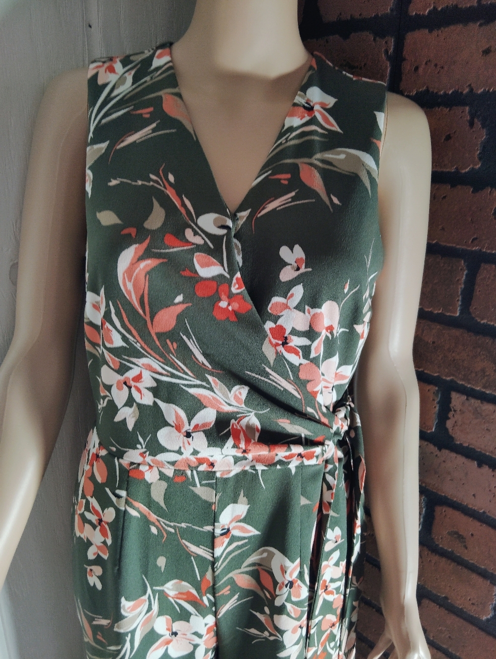 LIKE NEW!! Apt. 9 Dark Green Floral Sleeveless Wide-Leg Jumpsuit. Size 4 - Picture 4 of 11